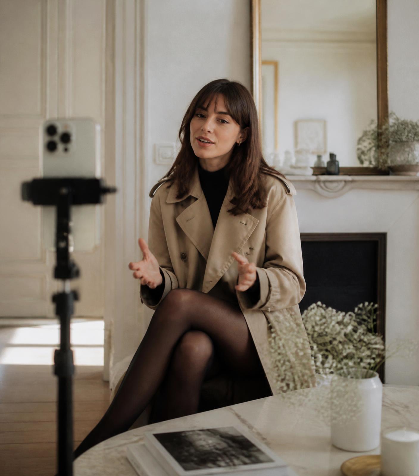 Créatrice de contenu portant les collants thermiques VELMÉE
